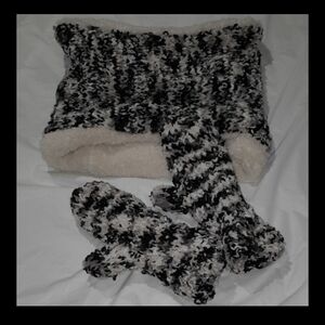 Infinity Scarf & Matching Gloves Great Quality  Black & Cream Color Knit Sonoma